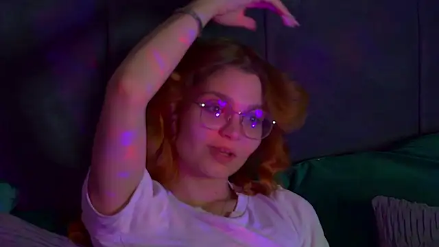 Snapshot of BellaMarebelle chatting on 10.10.25 BellaMarebelle online show from 10.10.25