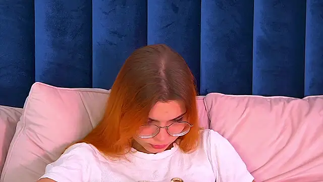 Snapshot of BellaMarebelle chatting on 10.16.25 BellaMarebelle online show from 10.16.25