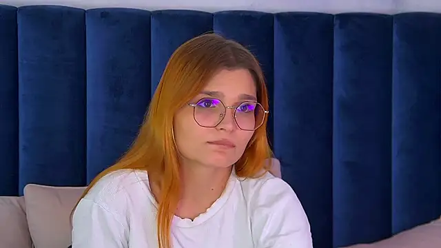 Snapshot of BellaMarebelle chatting on 10.17.25 BellaMarebelle online show from 10.17.25