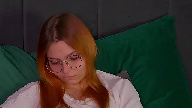 Snapshot of BellaMarebelle chatting on 10.18.25 BellaMarebelle online show from 10.18.25