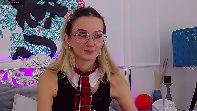 MaeLili online show from 11.04.25