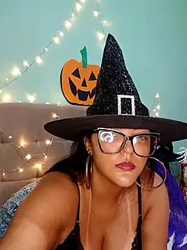 Snapshot of AuroraChest chatting on 10.27.25 AuroraChest online show from 10.27.25