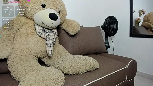 Snapshot of Zahra_milks chatting on 10.14.25 Zahra milks online show from 10.14.25