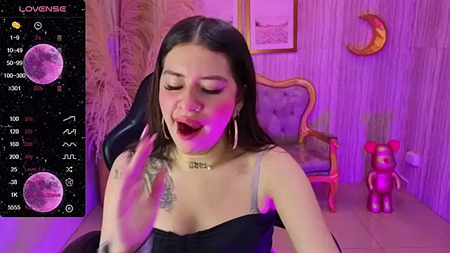 Snapshot of ivy_lodge_s chatting on 10.25.25 ivy lodge s online show from 10.25.25