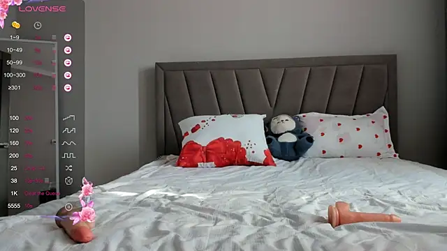 Snapshot of qimiiqo chatting on 09.28.25 qimiiqo online show from 09.28.25