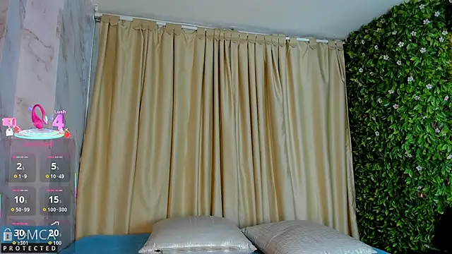 Kiara Zahiri   online show from 09.20.25