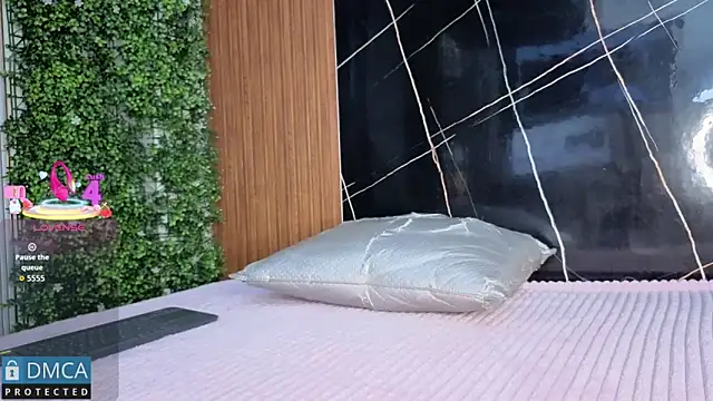 Kiara Zahiri   online show from 10.17.25