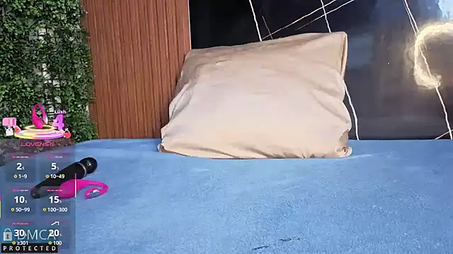 Kiara Zahiri   online show from 10.21.25