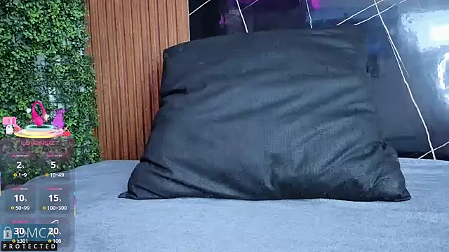 Kiara Zahiri   online show from 10.28.25