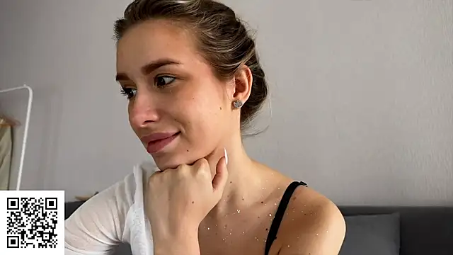 Snapshot of ElysiaXo chatting on 10.19.25 ElysiaXo online show from 10.19.25