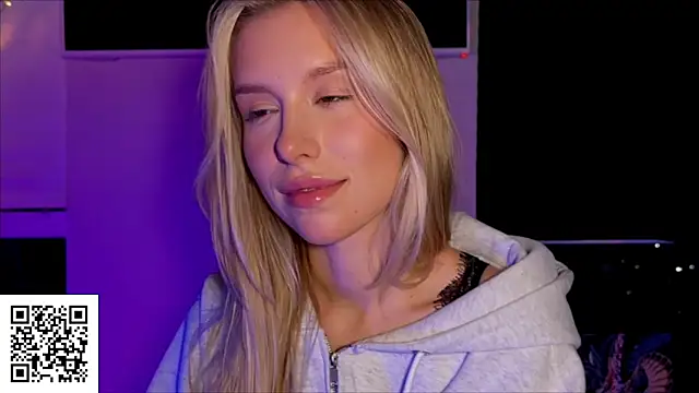 Snapshot of ElysiaXo chatting on 11.06.25 ElysiaXo online show from 11.06.25