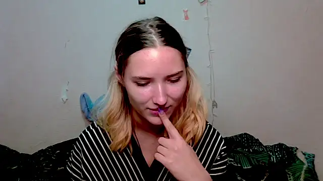  kikiclark   online show from 10.15.25