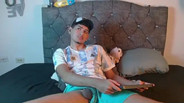 Snapshot of logan_willyams_ chatting on 10.18.25 logan willyams  online show from 10.18.25