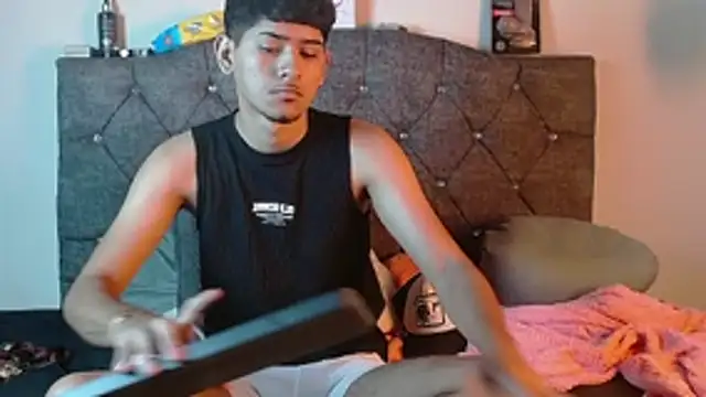 Snapshot of logan_willyams_ chatting on 10.21.25 logan willyams  online show from 10.21.25