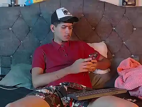 Snapshot of logan_willyams_ chatting on 10.21.25 logan willyams  online show from 10.21.25