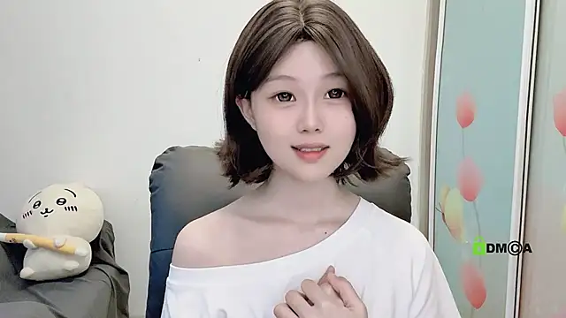 Snapshot of gummy-candy chatting on 10.11.25 gummy-candy online show from 10.11.25