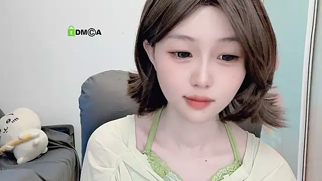 Snapshot of gummy-candy chatting on 10.17.25 gummy-candy online show from 10.17.25