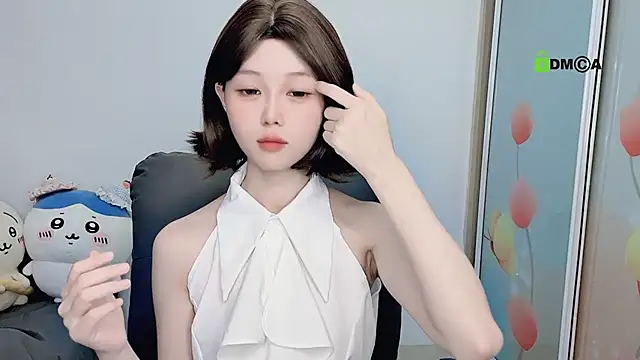 Snapshot of gummy-candy chatting on 10.19.25 gummy-candy online show from 10.19.25