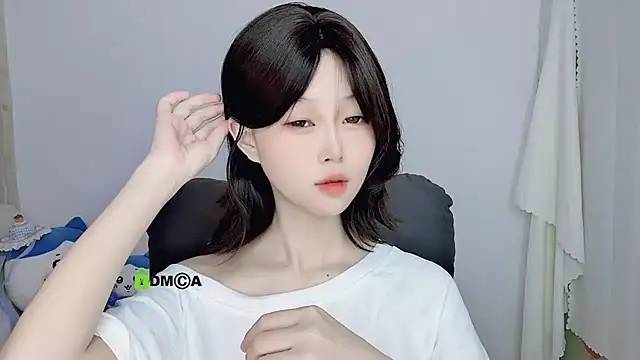 Snapshot of gummy-candy chatting on 10.24.25 gummy-candy online show from 10.24.25