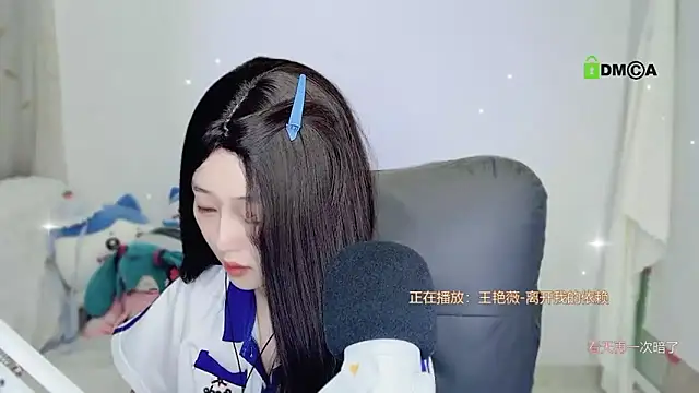 Snapshot of gummy-candy chatting on 10.30.25 gummy-candy online show from 10.30.25