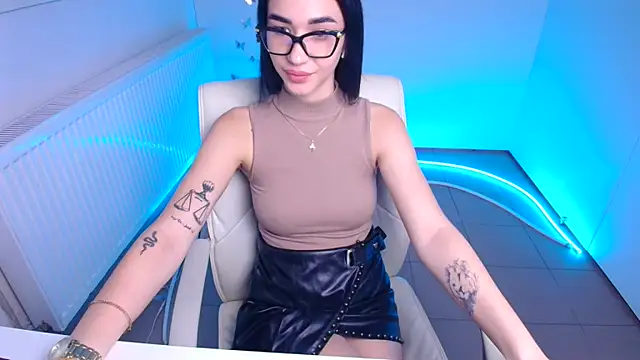 Snapshot of Bella_Night4 chatting on 10.10.25 Bella Night4 online show from 10.10.25