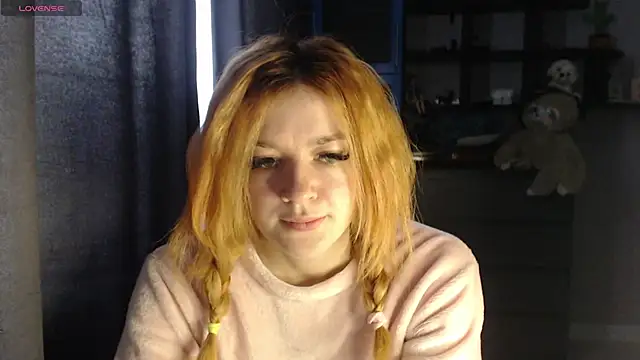 Snapshot of __Elina__ chatting on 10.10.25 Elina online show from 10.10.25