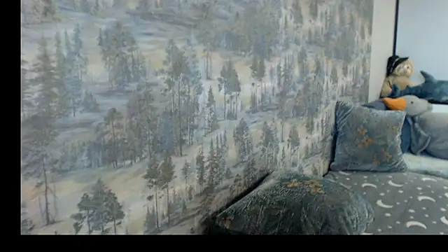 Snapshot of __Elina__ chatting on 10.21.25 Elina online show from 10.21.25