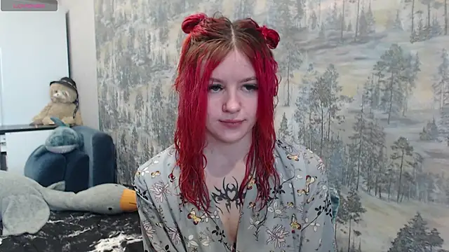 Snapshot of __Elina__ chatting on 10.28.25 Elina online show from 10.28.25