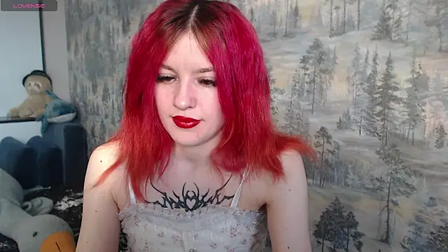 Snapshot of __Elina__ chatting on 10.31.25 Elina online show from 10.31.25
