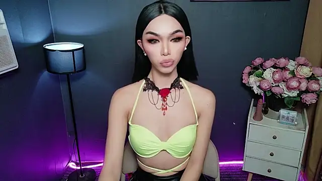 Snapshot of BelindaAbundance chatting on 11.21.25 BelindaAbundance online show from 11.21.25