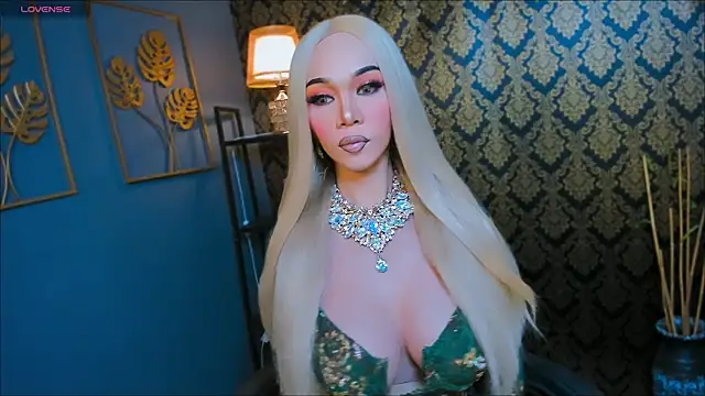 Snapshot of BelindaAbundance chatting on 11.27.25 BelindaAbundance online show from 11.27.25