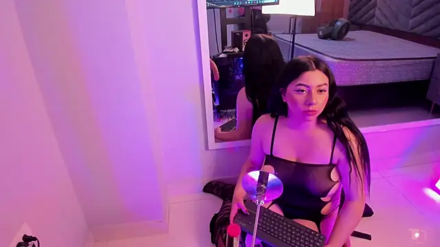 Mia Valentine  online show from 11.13.25