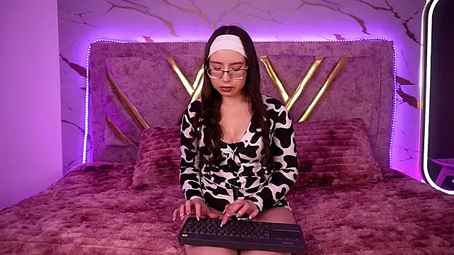 Snapshot of natasha_vesper chatting on 10.29.25 natasha vesper online show from 10.29.25