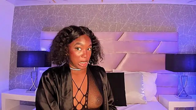 Snapshot of MissMahala_ chatting on 10.10.25 MissMahala  online show from 10.10.25