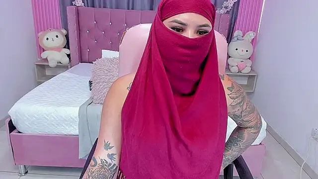 Snapshot of Nayla-Mouna chatting on 09.16.25 Nayla-Mouna online show from 09.16.25