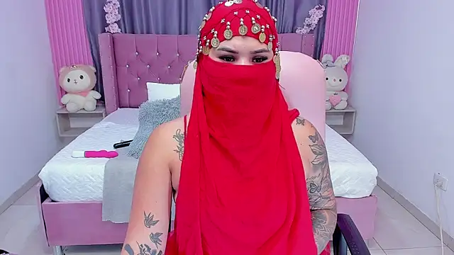 Snapshot of Nayla-Mouna chatting on 09.19.25 Nayla-Mouna online show from 09.19.25