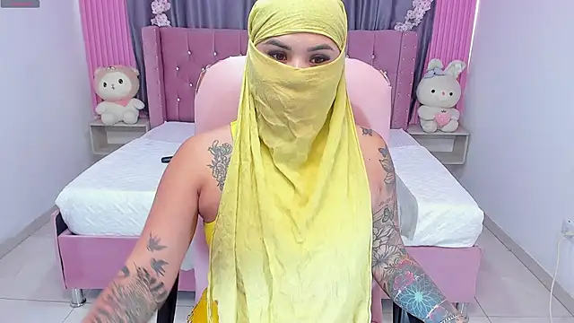 Snapshot of Nayla-Mouna chatting on 09.24.25 Nayla-Mouna online show from 09.24.25