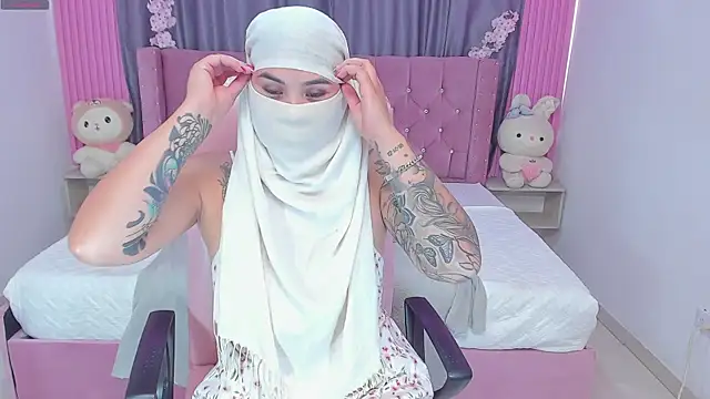 Snapshot of Nayla-Mouna chatting on 09.25.25 Nayla-Mouna online show from 09.25.25