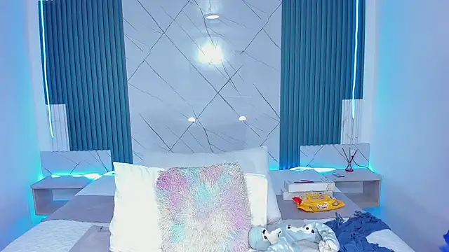 Snapshot of Nayla-Mouna chatting on 09.27.25 Nayla-Mouna online show from 09.27.25