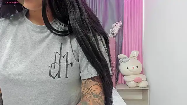 Snapshot of Nayla-Mouna chatting on 10.08.25 Nayla-Mouna online show from 10.08.25