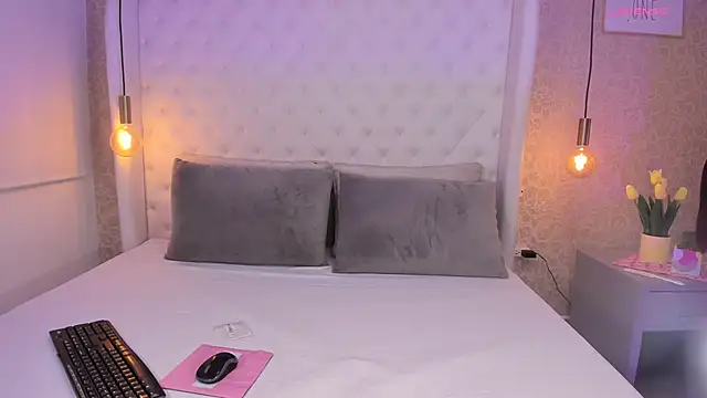 Snapshot of annie_clarkson chatting on 10.06.25 annie clarkson online show from 10.06.25