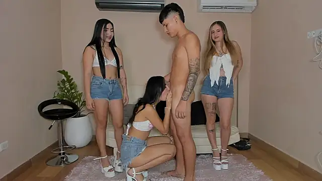 Snapshot of Goodlatin_girls chatting on 09.19.25 Goodlatin girls online show from 09.19.25