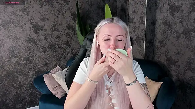 Joyce Howard online show from 10.17.25