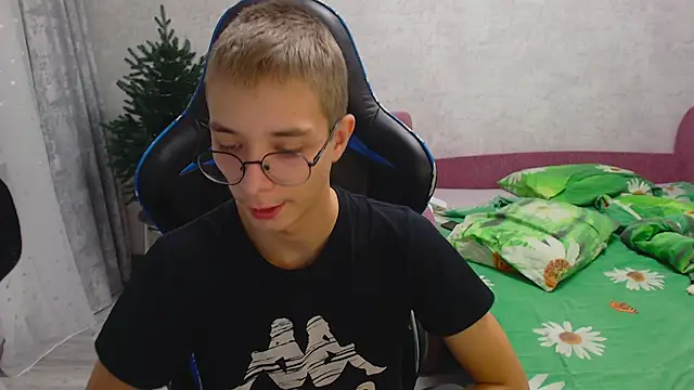 glasses cat online show from 12.05.25