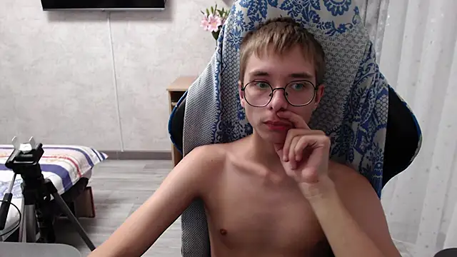 glasses cat online show from 03.19.26