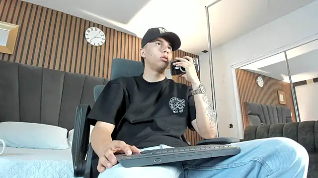 Snapshot of liaamsmiith_ chatting on 10.02.25 liaamsmiith  online show from 10.02.25