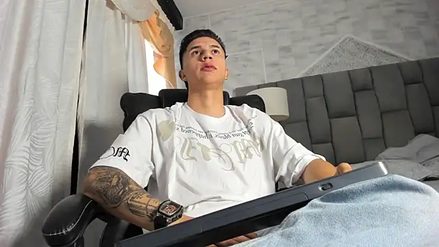 Snapshot of liaamsmiith_ chatting on 10.11.25 liaamsmiith  online show from 10.11.25