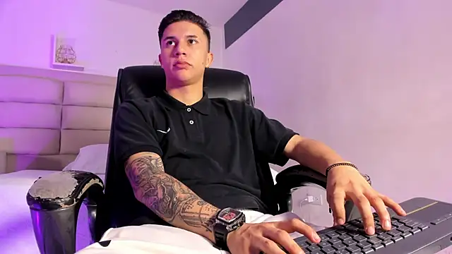 Snapshot of liaamsmiith_ chatting on 10.13.25 liaamsmiith  online show from 10.13.25