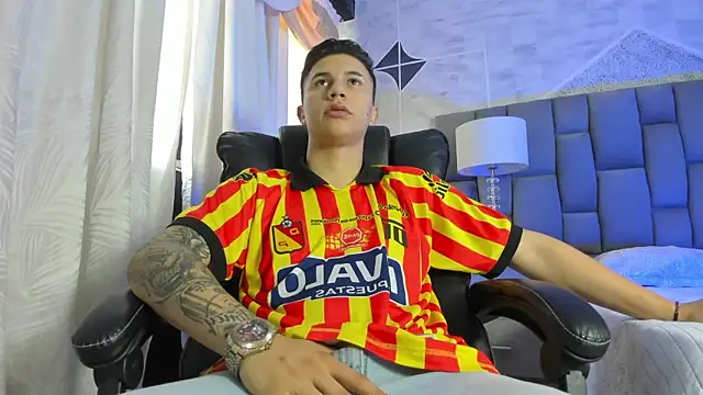 Snapshot of liaamsmiith_ chatting on 10.21.25 liaamsmiith  online show from 10.21.25