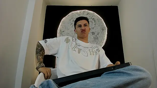 Snapshot of liaamsmiith_ chatting on 10.22.25 liaamsmiith  online show from 10.22.25